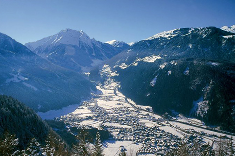 Winterlicher Blick vom Steinerkogel auf Mayrhofen im Zillertal